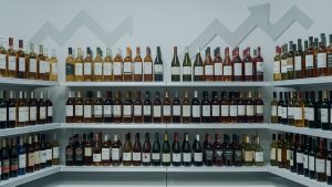 Rayon français de vins et spiritueux aux bouteilles espacées, dans une ambiance réaliste et sobre évoquant une baisse des ventes.